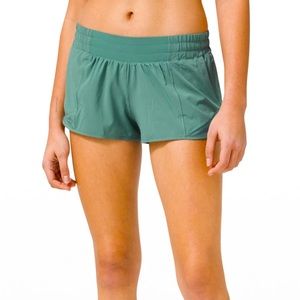 Lululemon HOTTY HOT SHORT *2.5"
Tidewater Teal
Size: 12